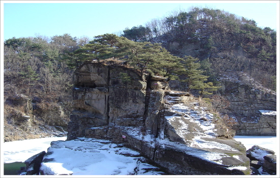 고석바위, 임꺽정이 은거지로 삼았던 곳으로 더 잘 알려져 있다 